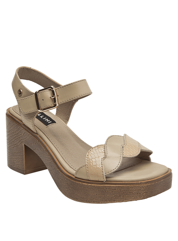 Calzado de cuero beige con diseño elegante y suela de tacón grueso, perfecto para combinar con vestidos.