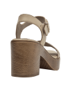 Sandalia de cuero beige para mujer con hebilla metálica, ideal para uso diario y ocasiones casuales.