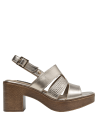Sandalia sofisticada de cuero plateado, ideal para eventos informales y formales.