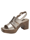 Sandalia femenina de cuero plateado con diseño moderno y hebilla ajustable.