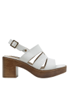 Sandalia de cuero blanco versátil, ideal para eventos informales o semi-formales.