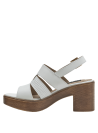 Sandalia casual elegante en cuero blanco, con detalles sofisticados y hebilla dorada.