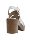 Sandalia de cuero blanco con diseño boho chic y suela de plataforma cómoda.