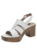 Elegante sandalia de mujer en cuero blanco con relieve y plataforma imitación madera.