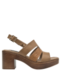 Sandalia de cuero camel con plataforma y toque artesanal.