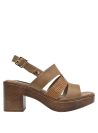 Sandalia de cuero camel con plataforma y toque artesanal.