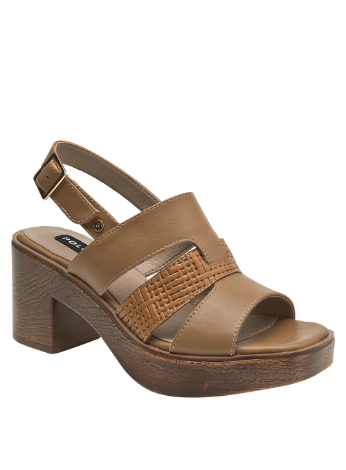 Sandalia casual camel de cuero para mujer con tiras cruzadas.