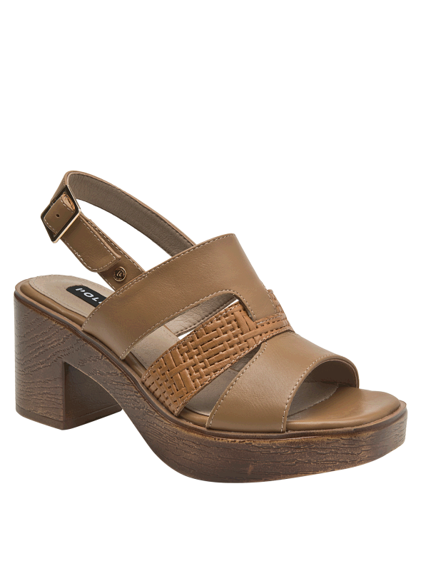 Sandalia casual camel de cuero para mujer con tiras cruzadas.