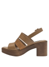 Elegante sandalia de cuero camel con diseño boho chic.