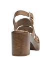 Sandalia camel de cuero con taco grueso y textura de madera.