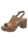 Sandalia de cuero camel con tiras cruzadas y detalle trenzado.