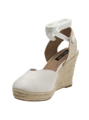 Alpargata de cuero beige para mujer, diseño elegante y contemporáneo con textura granulada.