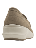Mocasín de mujer beige en cuero de gamuza con hebilla metálica y suela blanca.
