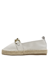 Calzado casual chic de cuero beige con adorno dorado, ideal para eventos diurnos.