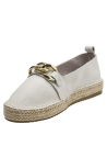 Alpargata beige de cuero granulada con suela de yute, diseño elegante y versátil.