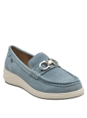 Zapato casual de cuero gamuzado celeste, suela blanca, diseño versátil para ocasiones semi-formales.