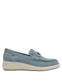 Mocasín de mujer en tono celeste, cuero gamuzado con herraje decorativo, combina formalidad y casualidad.
