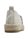Alpargata de cuero beige para mujer con cadena dorada en el empeine, estilo casual chic.