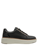 Moderna zapatilla de cuero negro para mujer, ideal para un look casual chic.