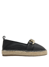 Alpargata de cuero negro texturizado con detalle dorado y base de yute, estilo versátil.