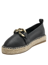 Elegante alpargata de cuero negro con cadena dorada y base de yute casual chic.