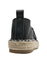 Alpargata de cuero negro texturizado con adorno dorado y plataforma de yute para mujer.