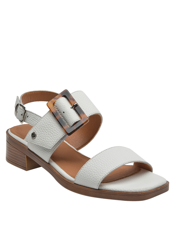 Sandalia de mujer en cuero blanco, diseño elegante con hebilla carey, perfecta para ocasiones casuales.