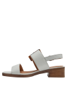 Sandalia de cuero blanco para mujer con hebilla grande, estilo minimalista clásico y sofisticado.
