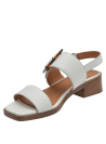 Sandalia casual de cuero blanco con detalles metálicos, taco medio ancho, ideal para uso prolongado.