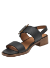 Sandalia casual de cuero negro para mujer con hebilla decorativa tipo carey en el tobillo.