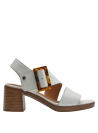 Elegante sandalia de cuero blanco con detalles en carey, perfecta para un look casual con estilo.