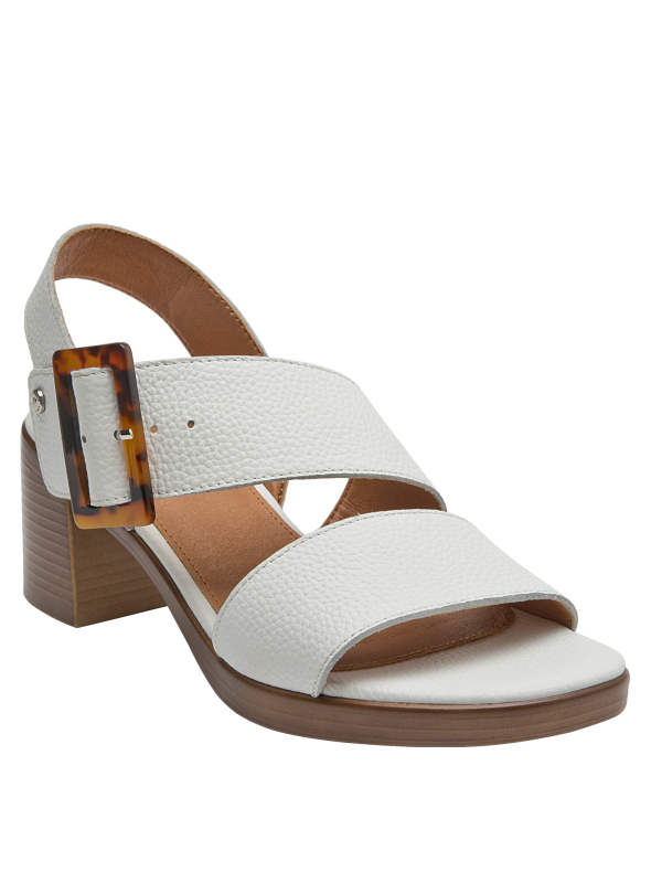 Sandalia de cuero blanco con textura granulada y taco medio ancho, versátil para diversas ocasiones.