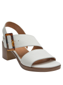 Sandalia de cuero blanco con textura granulada y taco medio ancho, versátil para diversas ocasiones.