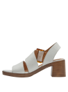 Sandalia de cuero blanco con taco ancho imitación madera, ideal para eventos semi-formales.