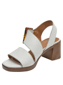 Sandalia blanca de cuero para mujer con hebilla carey en tonos marrones y ámbar, estilo casual elegante.