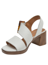 Sandalia blanca de cuero para mujer con hebilla carey en tonos marrones y ámbar, estilo casual elegante.