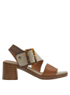 Versátil sandalia de cuero camel para mujer, perfecta para combinar con vestidos o pantalones casuales.