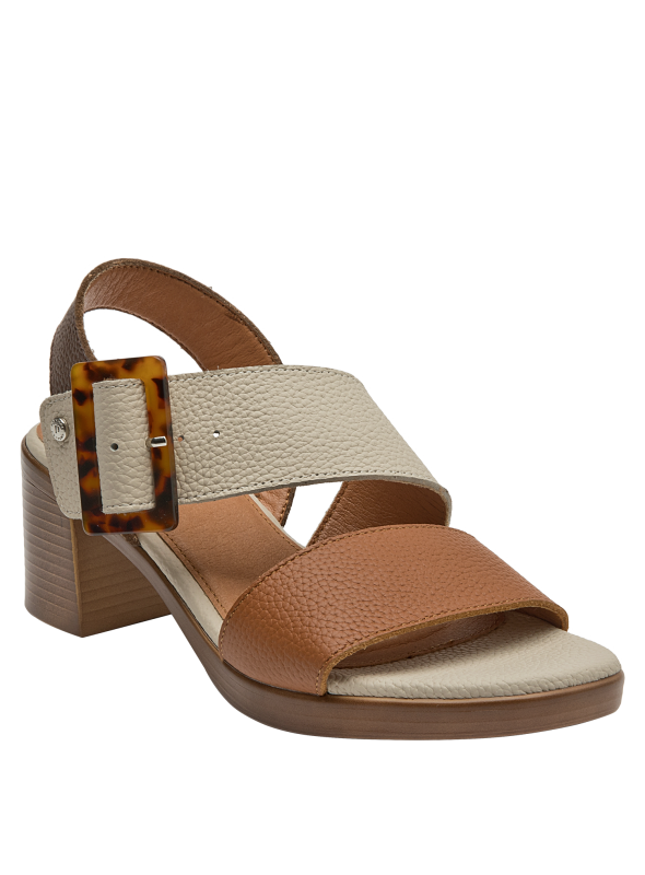 Sandalia de cuero camel con diseño moderno, hebilla decorativa y taco estable para eventos diurnos.