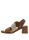 Sandalia minimalista de cuero camel con hebilla chic y taco cómodo, ideal para primavera-verano.