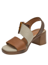 Elegante sandalia casual de cuero camel con textura granulada y detalles en beige y café.