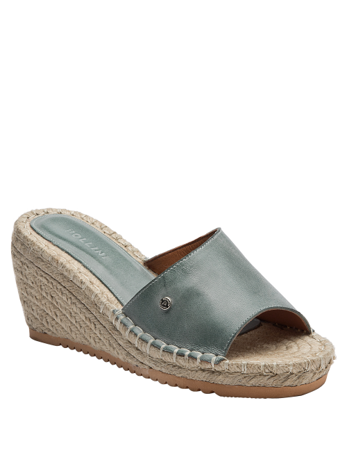 Sandalia boho-chic azul metalizado de cuero con cuña de yute, combinable con vestidos veraniegos.