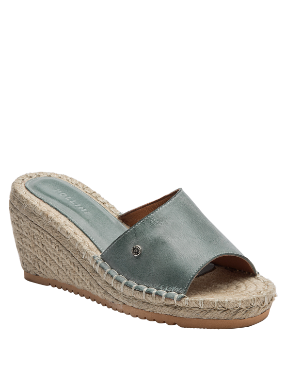 Sandalia boho-chic azul metalizado de cuero con cuña de yute, combinable con vestidos veraniegos.