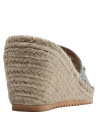 Sandalia de cuero azul metalizado para mujer con plataforma de yute y detalle metálico lateral, estilo boho-chic.
