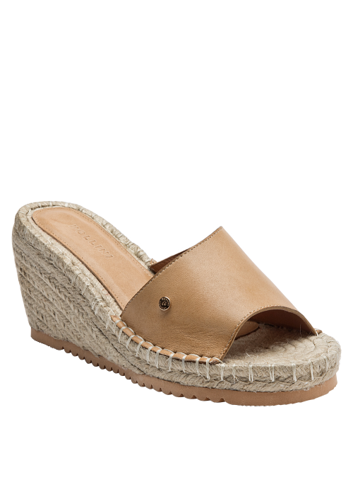 Sandalia versátil de cuero camel para mujer, estilo boho chic, ideal para climas cálidos y looks casuales.