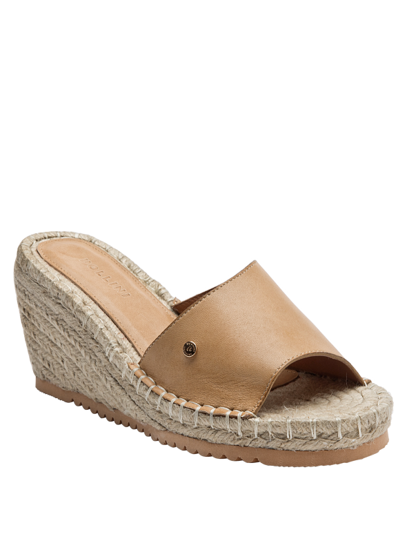 Sandalia versátil de cuero camel para mujer, estilo boho chic, ideal para climas cálidos y looks casuales.