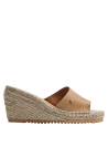Sandalia de cuero camel con diseño minimalista y plataforma cómoda, adecuada para paseos urbanos.
