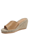 Sandalia boho chic de cuero camel, ideal para primavera-verano, con tira ancha cruzando el empeine.