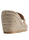 Sandalia de cuero camel para mujer, estilo casual, con plataforma de yute y detalle metálico decorativo.