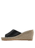 Sandalia de mujer en cuero negro con cuña de yute, perfecta para eventos al aire libre.