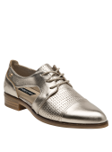 Zapato oxford de cuero dorado femenino, diseño moderno con cordones dorados y patrón perforado.